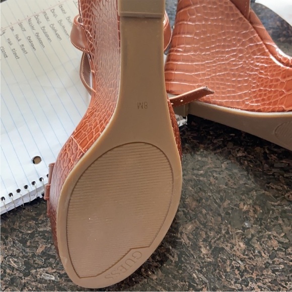 New guess crcc embossed wedge sandals NWT 8 - Picture 5 of 7